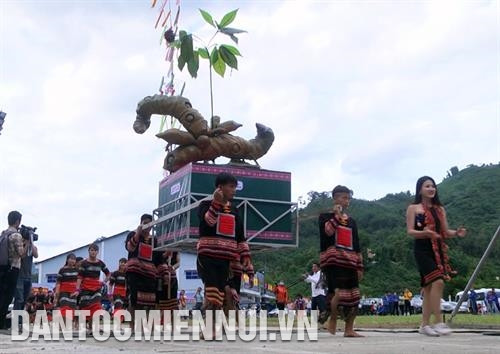 色当族同胞再现了玉灵人参象征迎水节。记者 杜长 摄 第三届玉灵人参节开幕式上的文艺演出。记者 杜长 摄