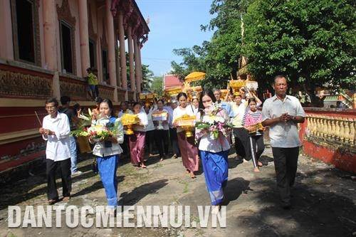 佛教徒将功德衣和其他供品放在盘里并顶在头上,在正殿转一圈儿,最后才将其供奉诸位高僧。记者 争多摄 佛教徒将功德衣和其他供品放在盘里并顶在头上,在正殿转一圈儿,最后才将其供奉诸位高僧。记者 争多摄