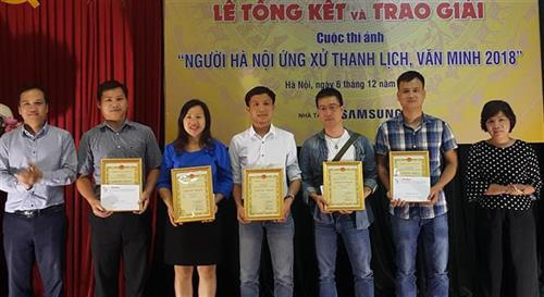 获奖的摄影师。图自越通社 获奖的摄影师。图自越通社