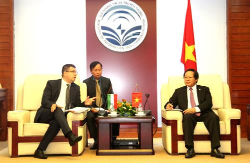 越南信息传媒部部长张明俊（右）与匈牙利国家发展部部长尼古拉斯。（图片来源：越通社）
