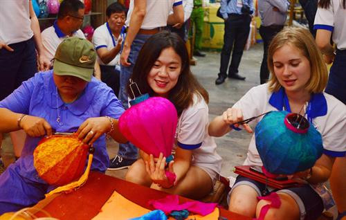 APEC 青年代表团走访广南省会安古城 亲眼目睹灯笼手工制作过程。(图片来源:越通社) APEC 青年代表团走访广南省会安古城 亲眼目睹灯笼手工制作过程。(图片来源:越通社)