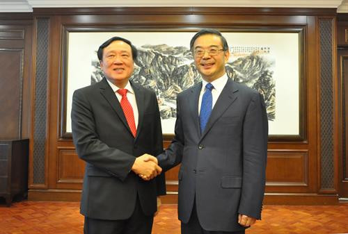 越南最高人民法院院长阮和平（左）与中国最高人民法院院长周强（右）。（图片来源：越通社）