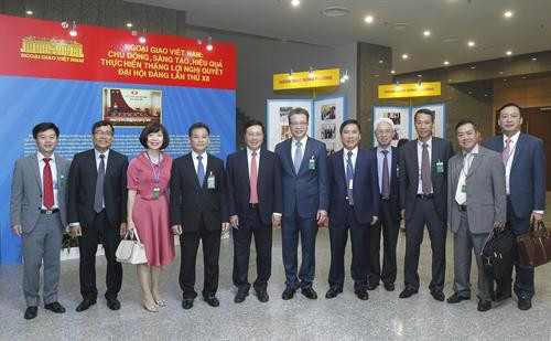 越南政府副总理兼外长范平明与参会代表合影。越通社记者 林庆 摄