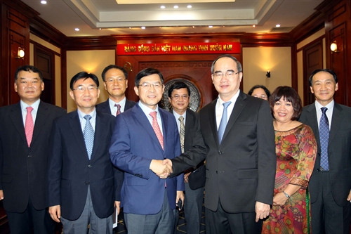 胡志明市市委书记阮善仁会见韩国三星（越南）电子有限责任公司总经理沈沅焕。（图片来源：越通社）