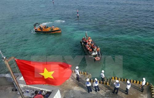 陆地工作代表团走访慰问长沙群岛红木礁(Đá Lát)上的战士们。图自越通社 陆地工作代表团走访慰问长沙群岛红木礁(Đá Lát)上的战士们。图自越通社