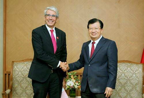 郑廷勇（右）与法国液化空气集团副主席菲利普·克里斯蒂奥卢。图自越通社