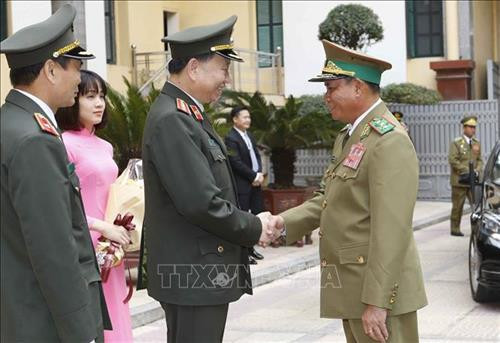 公安部部长苏林大将（左）举行仪式，欢迎老挝人民革命党中央书记处书记、老挝公安部部长维莱•拉坎冯到访。图自越通社