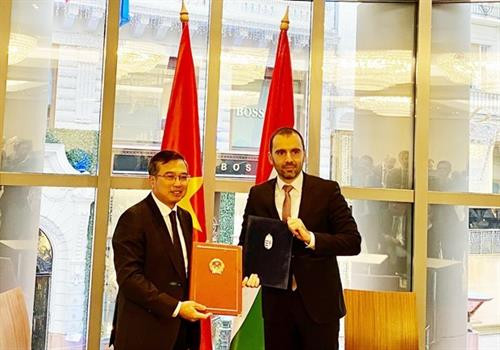 越南工贸部副部长、委员会越方主席黄国旺与匈牙利外交和对外经济部出口事务副国务秘书、委员会匈方主席Istvan Joo 共同主持会议。图自越南驻匈供 越南工贸部副部长、委员会越方主席黄国旺与匈牙利外交和对外经济部出口事务副国务秘书、委员会匈方主席Istvan Joo 共同主持会议。图自越南驻匈供