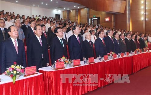 越南党和国家领导人出席已故总书记黎笋诞辰110周年纪念大会。（图片来源：越通社）