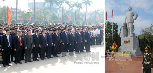 党和国家领导人前往黎笋塑像敬献鲜花。（图片来源：越通社）
