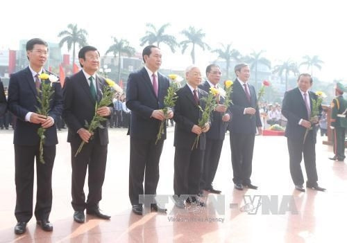 党和国家领导人前往黎笋塑像敬献鲜花。（图片来源：越通社）