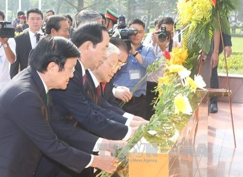 党和国家领导人前往黎笋塑像敬献鲜花。（图片来源：越通社）