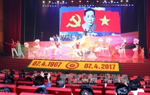 已故总书记黎笋诞辰110周年纪念大会上文艺演出。（图片来源：越通社）