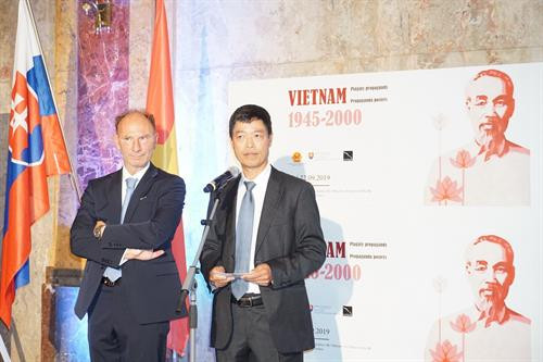 越南驻斯洛伐克大使杨仲明致开幕辞。图自越通社