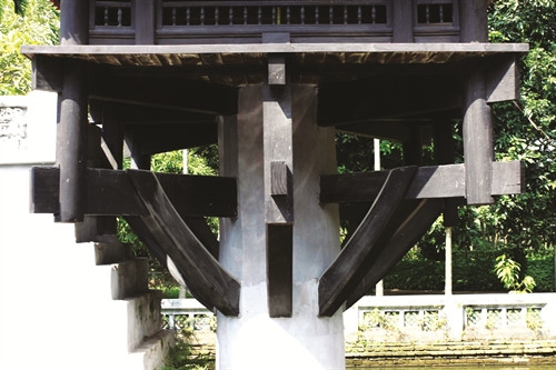 高度4米的石柱象征花梗，寺身及四边微翘的屋檐构成花瓣