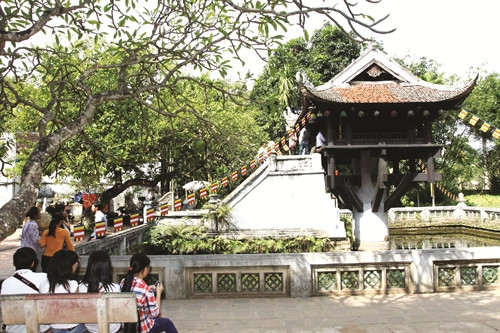 四边微翘的屋檐构成花瓣