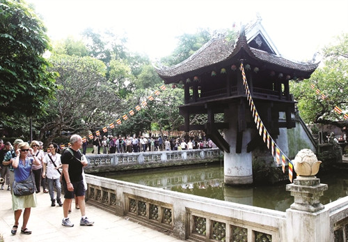 独柱寺因建在灵沼池中一根大石柱上而得名