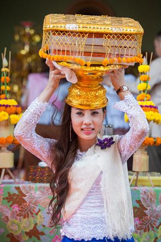 高棉族少女去寺庙时穿的传统服装。 身穿革新式民族服装的高棉族妇女。