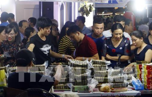 南部民间糕饼节吸引上万人前往参观并购买糕饼。(图片来源:越通社) 南部民间糕饼节吸引上万人前往参观并购买糕饼。(图片来源:越通社)
