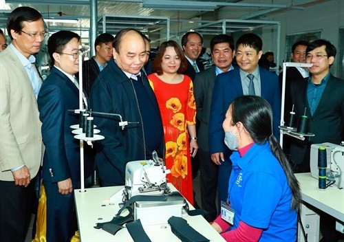 阮春福总理走访山羊县福应乡宣光纺织厂。(图片来源:越通社) 阮春福总理走访山羊县福应乡宣光纺织厂。(图片来源:越通社)