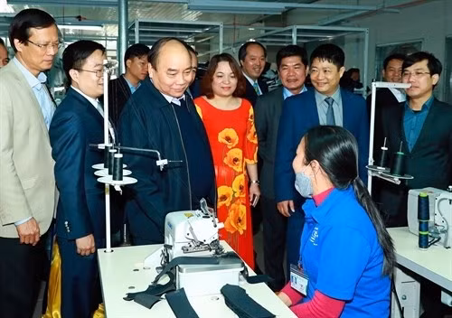 阮春福总理走访山羊县福应乡宣光纺织厂。（图片来源：越通社）