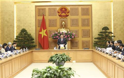 越南政府副总理王廷惠在会议上发言。图自越通社
