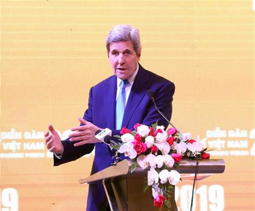 美国前国务卿、卡耐基国际和平基金会名誉主席约翰•凯瑞在研讨会上发表讲话。图自越通社