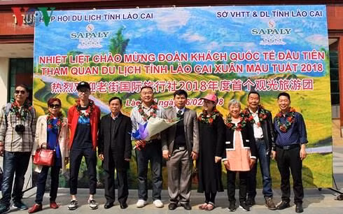 老节省新春第一个官港旅游团欢迎仪式。（图片来源：越南之声）