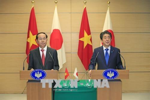 越南国家主席陈大光与日本首相安倍晋三在新闻发布会上通报会谈结果。越通社记者 彦创 摄 越南国家主席陈大光与日本首相安倍晋三在新闻发布会上通报会谈结果。越通社记者 彦创 摄