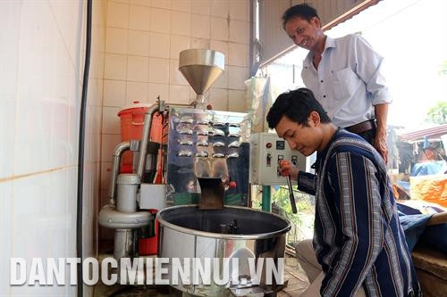 移灵县格贺族同胞的咖啡加工产品向市场出售。记者 阮勇 摄 移灵县格贺族同胞的咖啡加工产品向市场出售。记者 阮勇 摄