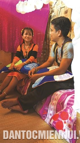 据拉格莱族的风俗，男女青年在结婚前可以“同床”但不能超过界限。记者 南霜 摄