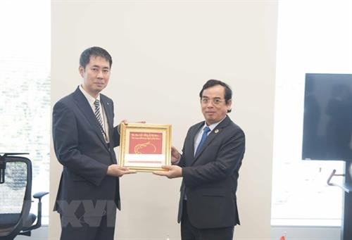 薄辽省人民委员会主席杨成忠向湄公-日本合作委员会秘书长佐木一郎赠送礼品。图自越通社 薄辽省人民委员会主席杨成忠向湄公-日本合作委员会秘书长佐木一郎赠送礼品。图自越通社