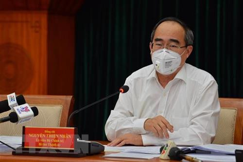 越共中央政治局委员、胡志明市市委书记阮善仁主持会议。图自越通社