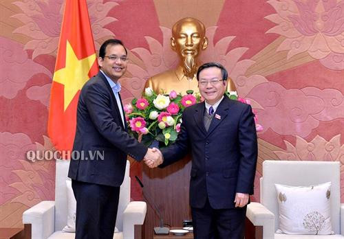 越南国会副主席冯国显会见可口可乐(越南)饮料公司首席执行官桑科特。图自互联网 越南国会副主席冯国显会见可口可乐(越南)饮料公司首席执行官桑科特。图自互联网