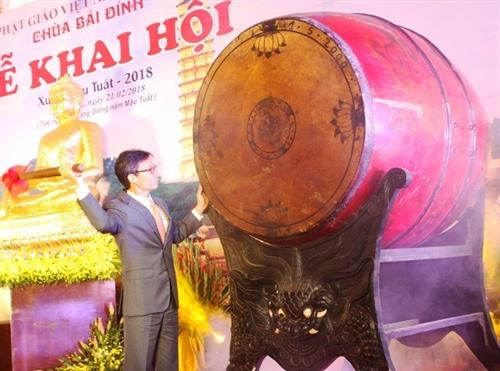政府副总理武德儋大鼓拉开拜订寺庙会的序幕。（图片来源：越通社）