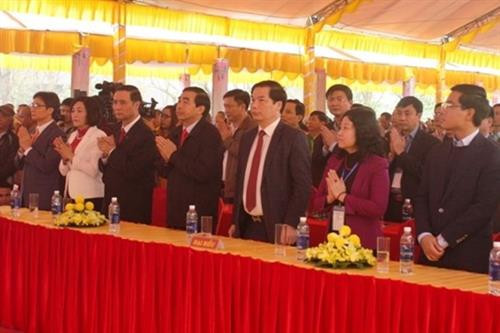 与会代表出席2018年拜订寺庙会开庙仪式。（图片来源：越通社）