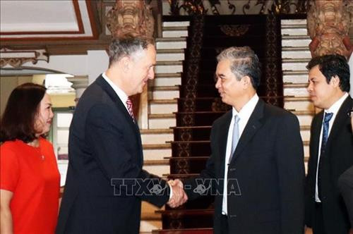 胡志明市人民委员会副主席吴明珠会见美国VISA集团亚太区总裁克里斯·克拉克。图自越通社