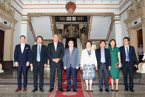胡志明市领导同希尔顿酒店集团和BRG集团领导合影。(图片来源:越通社) 胡志明市领导同希尔顿酒店集团和BRG集团领导合影。(图片来源:越通社)
