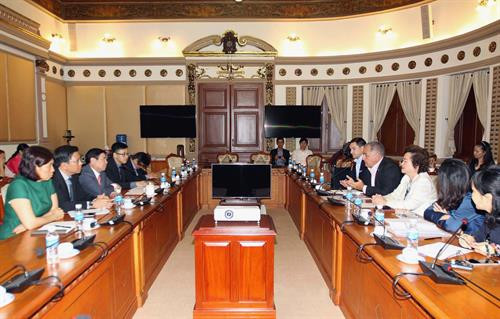 胡志明市领导会见希尔顿酒店集团和BRG集团领导。(图片来源:因特网) 胡志明市领导会见希尔顿酒店集团和BRG集团领导。(图片来源:因特网)