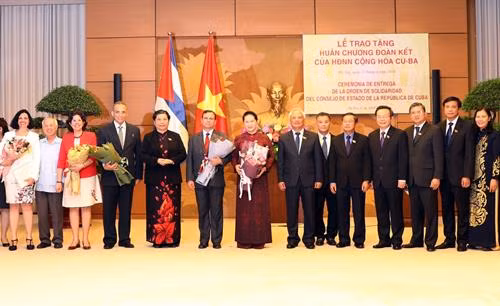 越南国会主席阮氏金银荣获古巴国务委员会授予的团结勋章 ảnh 2 越南国会主席阮氏金银荣获古巴国务委员会授予的团结勋章 ảnh 2