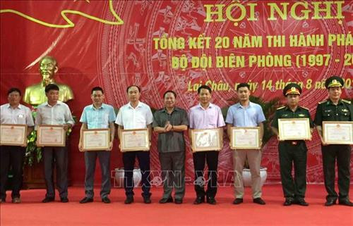 莱州省边防部队鼓励人民群众积极参加边境保卫和越中陆地边界线勘界立碑工作 ảnh 2