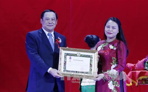 老挝老挝副总理宋赛 • 西潘敦向越南妇女联合会主席阮氏秋河授予二级自由勋章。(图片来源:越通社) 老挝老挝副总理宋赛 • 西潘敦向越南妇女联合会主席阮氏秋河授予二级自由勋章。(图片来源:越通社)