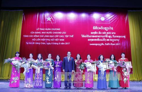 老挝人民革命党政治局委员兼副总理宋赛 • 西潘敦同越南模范代表合影。(图片来源:越通社) 老挝人民革命党政治局委员兼副总理宋赛 • 西潘敦同越南模范代表合影。(图片来源:越通社)