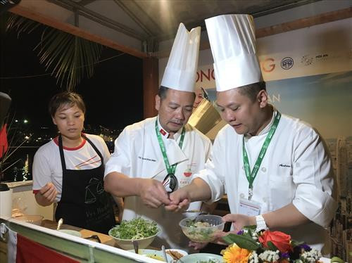 10国厨师向游客们推介最精彩的菜肴。图自越通社