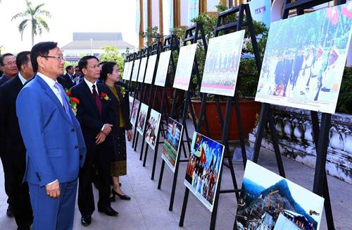 “越老关系与山河永存”图片展在老挝开展。(图片来源:越通社) “越老关系与山河永存”图片展在老挝开展。(图片来源:越通社)