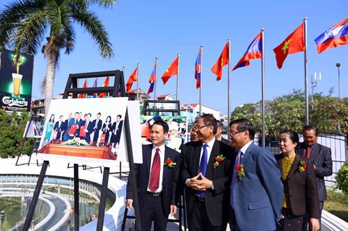 “越老关系与山河永存”图片展在老挝开展。(图片来源:越通社) “越老关系与山河永存”图片展在老挝开展。(图片来源:越通社)