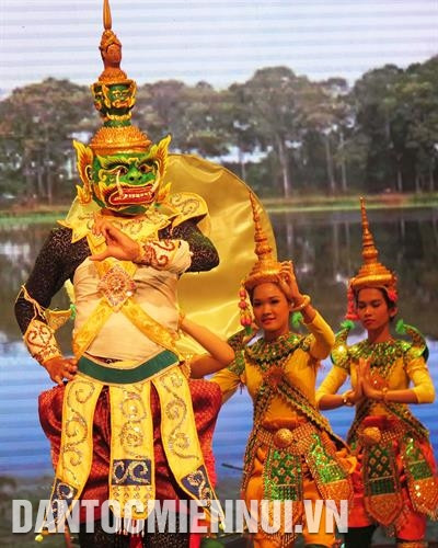 南部高棉族同胞文化、体育与旅游节上一个古典舞蹈节目中的蟒蛇。图:诗多 南部高棉族同胞文化、体育与旅游节上一个古典舞蹈节目中的蟒蛇。图:诗多