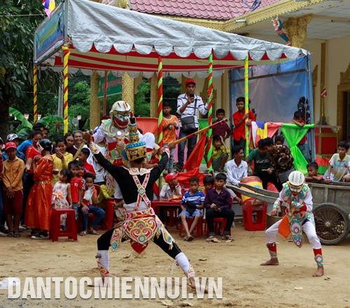 罗班艺术团在茶荣省沿海县五乐乡的柴塔索(Chrây-ta-sô)寺里表演.图:诗多 罗班艺术团在茶荣省沿海县五乐乡的柴塔索(Chrây-ta-sô)寺里表演.图:诗多