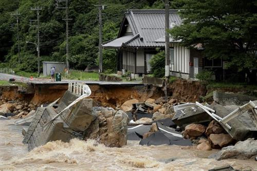 日本西部连续数天强降雨带来洪涝、泥石流、塌方等次生灾害造成重大人员伤亡和财产损失。（图片来源：越通社）