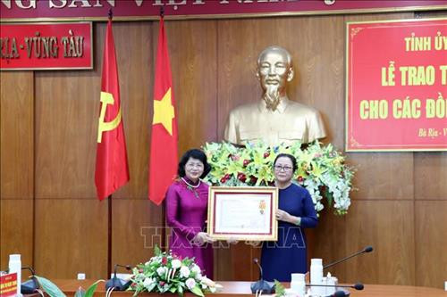 邓氏玉盛已向该省5位现任领导人和原领导人授予国家主席的一等、二等和三等劳动勋章。图自越通社